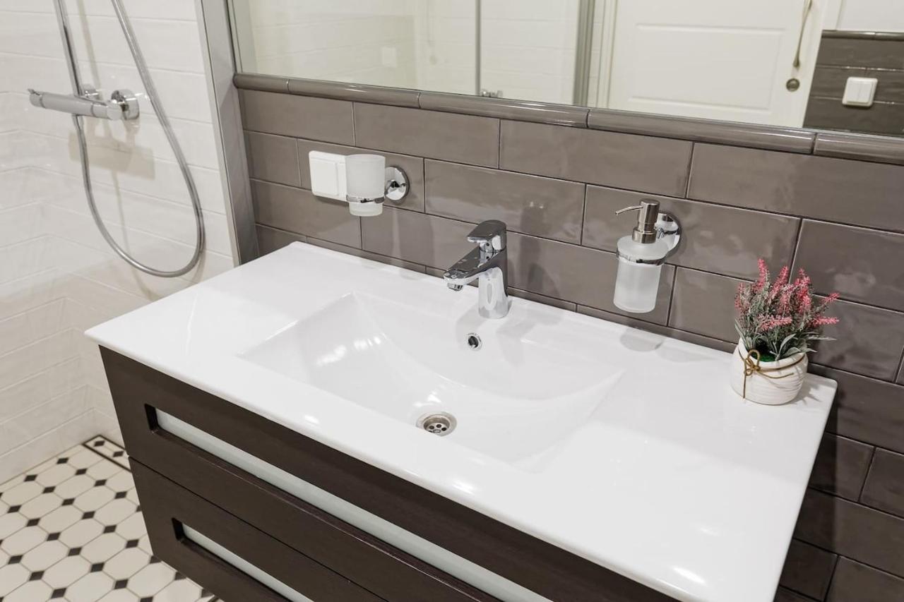 טאלין Central Apartments, Quiet With Free Parking And Ac. מראה חיצוני תמונה